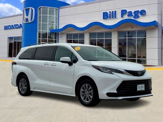 2022 Toyota Sienna LE 8 Passenger