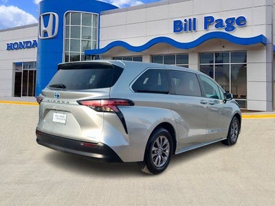 2021 Toyota Sienna LE 8 Passenger