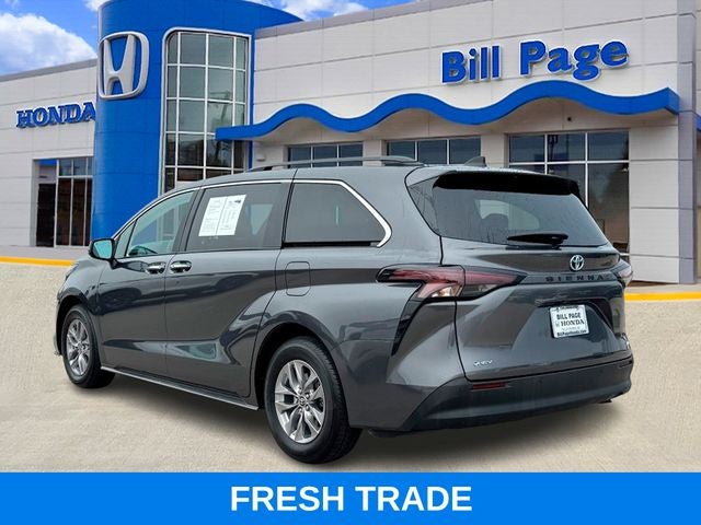 2025 Toyota Sienna XLE 8 Passenger