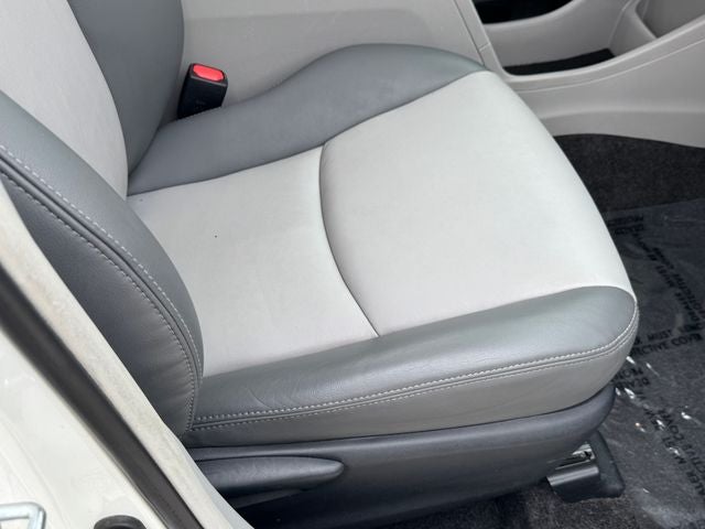 2017 Toyota Prius v Five