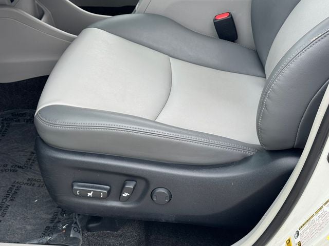 2017 Toyota Prius v Five