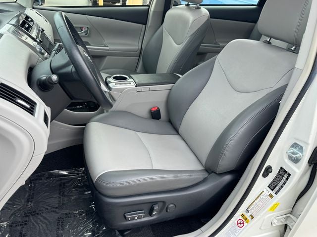 2017 Toyota Prius v Five