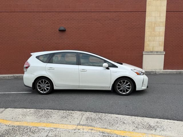 2017 Toyota Prius v Five