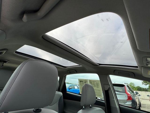 2017 Toyota Prius v Five