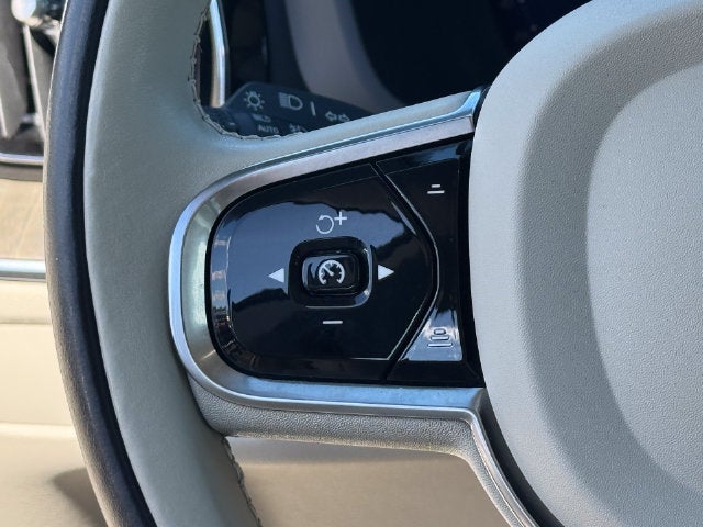 2024 Volvo XC60 B5 Plus Dark Theme