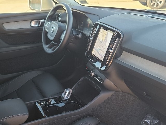 2025 Volvo XC40 B5 Plus Bright Theme