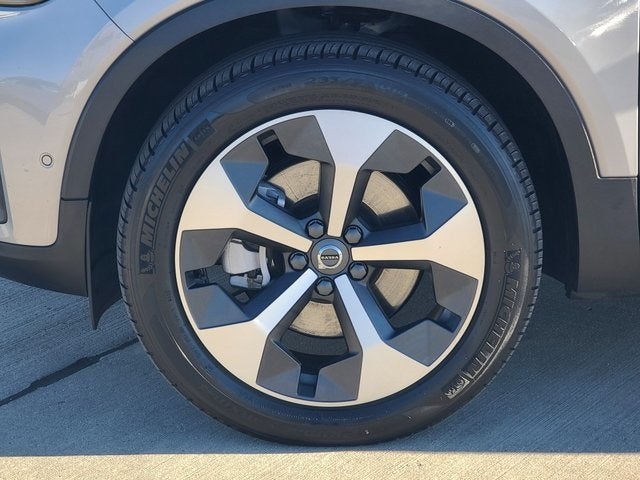 2025 Volvo XC40 B5 Plus Bright Theme