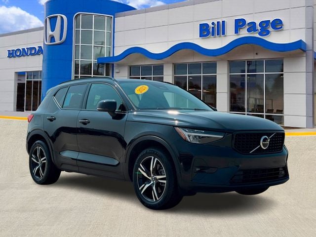 2023 Volvo XC40 B5 Plus Dark Theme