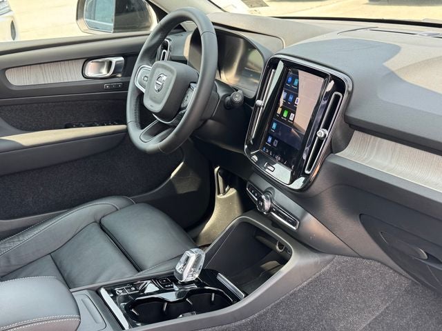2023 Volvo XC40 B5 Plus Dark Theme
