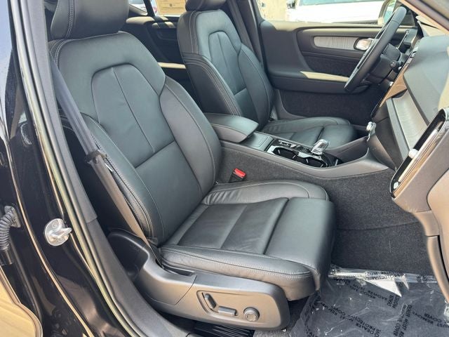 2023 Volvo XC40 B5 Plus Dark Theme