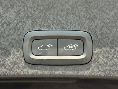 2023 Volvo XC40 B5 Plus Dark Theme