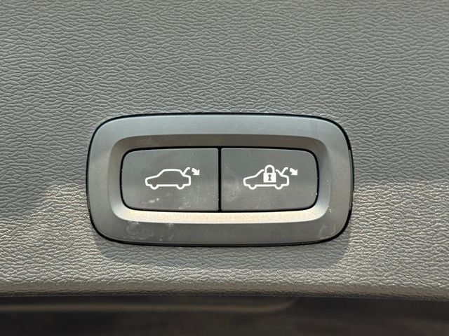 2023 Volvo XC40 B5 Plus Dark Theme