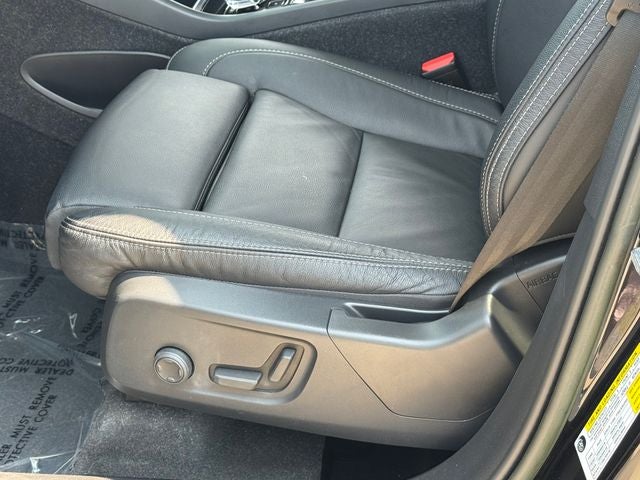 2023 Volvo XC40 B5 Plus Dark Theme