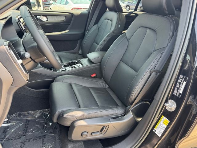 2023 Volvo XC40 B5 Plus Dark Theme
