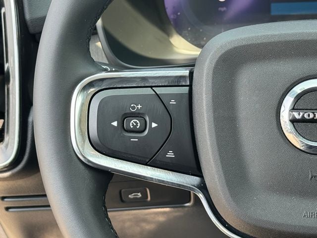 2023 Volvo XC40 B5 Plus Dark Theme