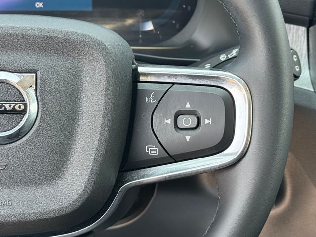 2023 Volvo XC40 B5 Plus Dark Theme