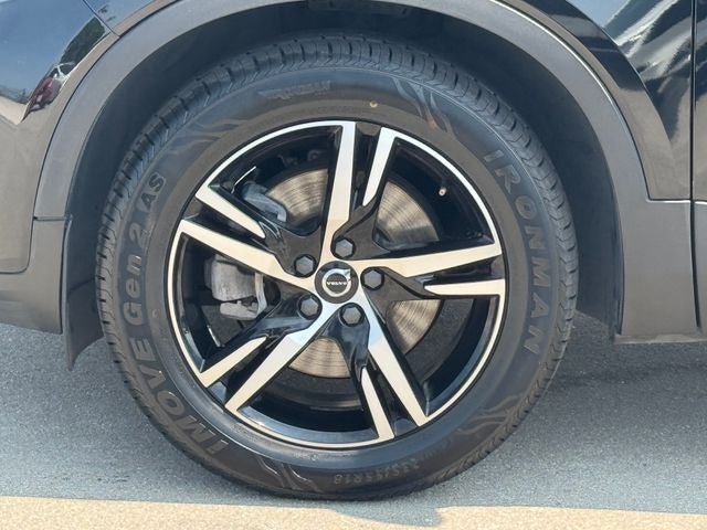 2023 Volvo XC40 B5 Plus Dark Theme