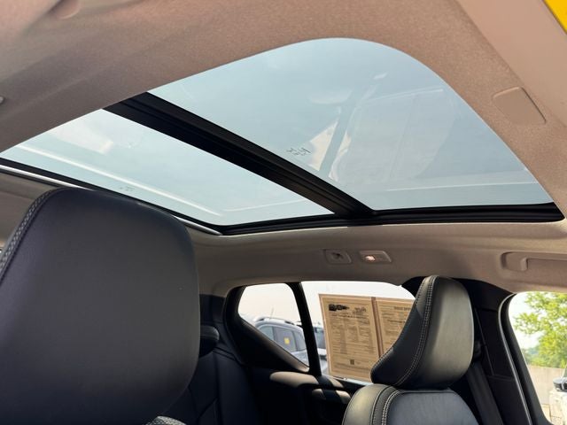 2023 Volvo XC40 B5 Plus Dark Theme